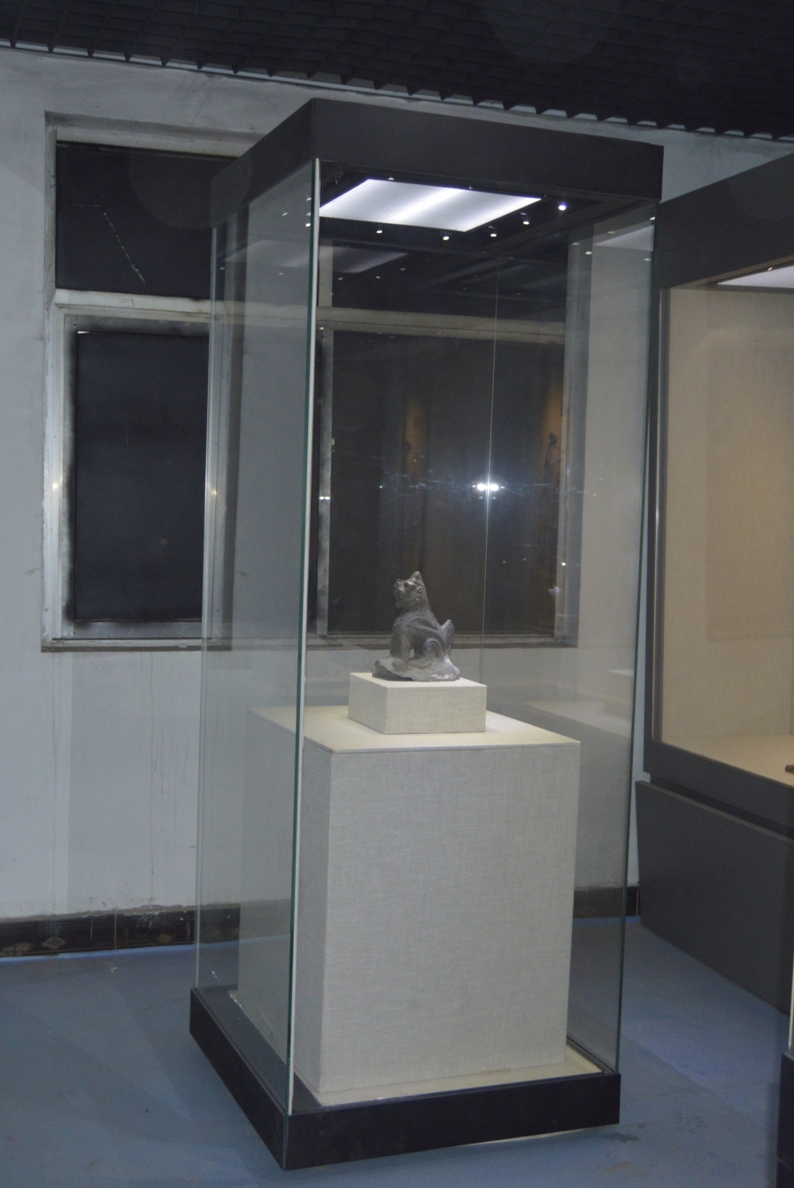 大連恒藝空間展柜制作工廠 專業(yè)定制博物館陳列柜、獨(dú)立展柜與沿墻柜